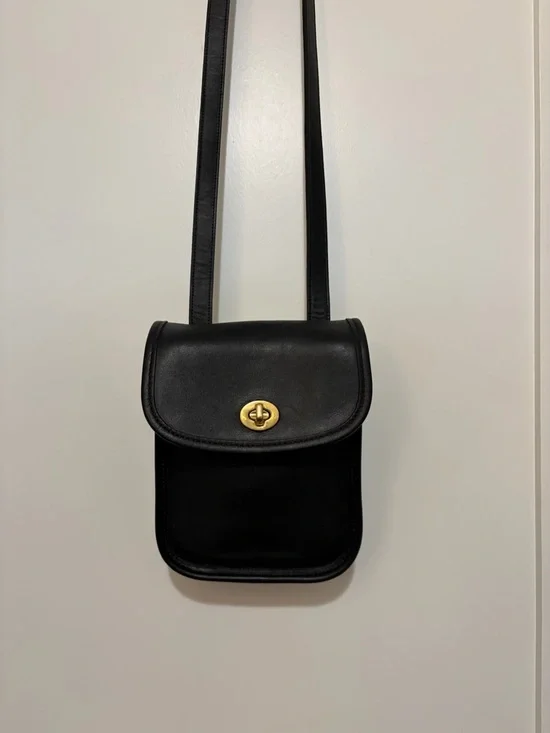 Vintage Coach Small Sidepack (#9978) Black Leather Handbag with Brass Turnlock - Picture 11 of 13